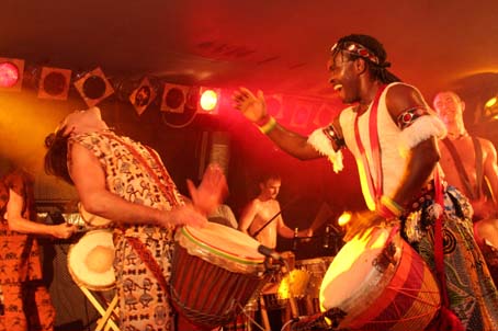 Africké rytmy rozduní i vážná témata